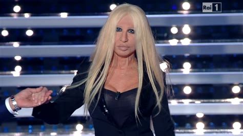 virginia raffaele imita donatella versace sanremo|SANREMO 2016 VIRGINIA RAFFAELE E' DONATELLA .